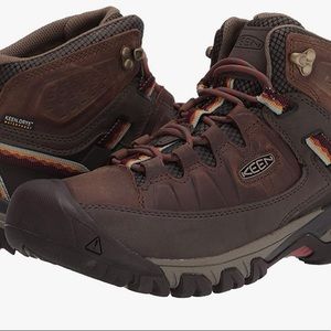 New Women’s Keen Hiking Shoes, Size 8